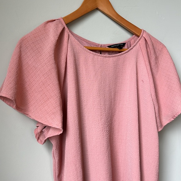 BANANA REPUBLIC FACTORY pink flutter sleeve blouse size L - Picture 2 of 6